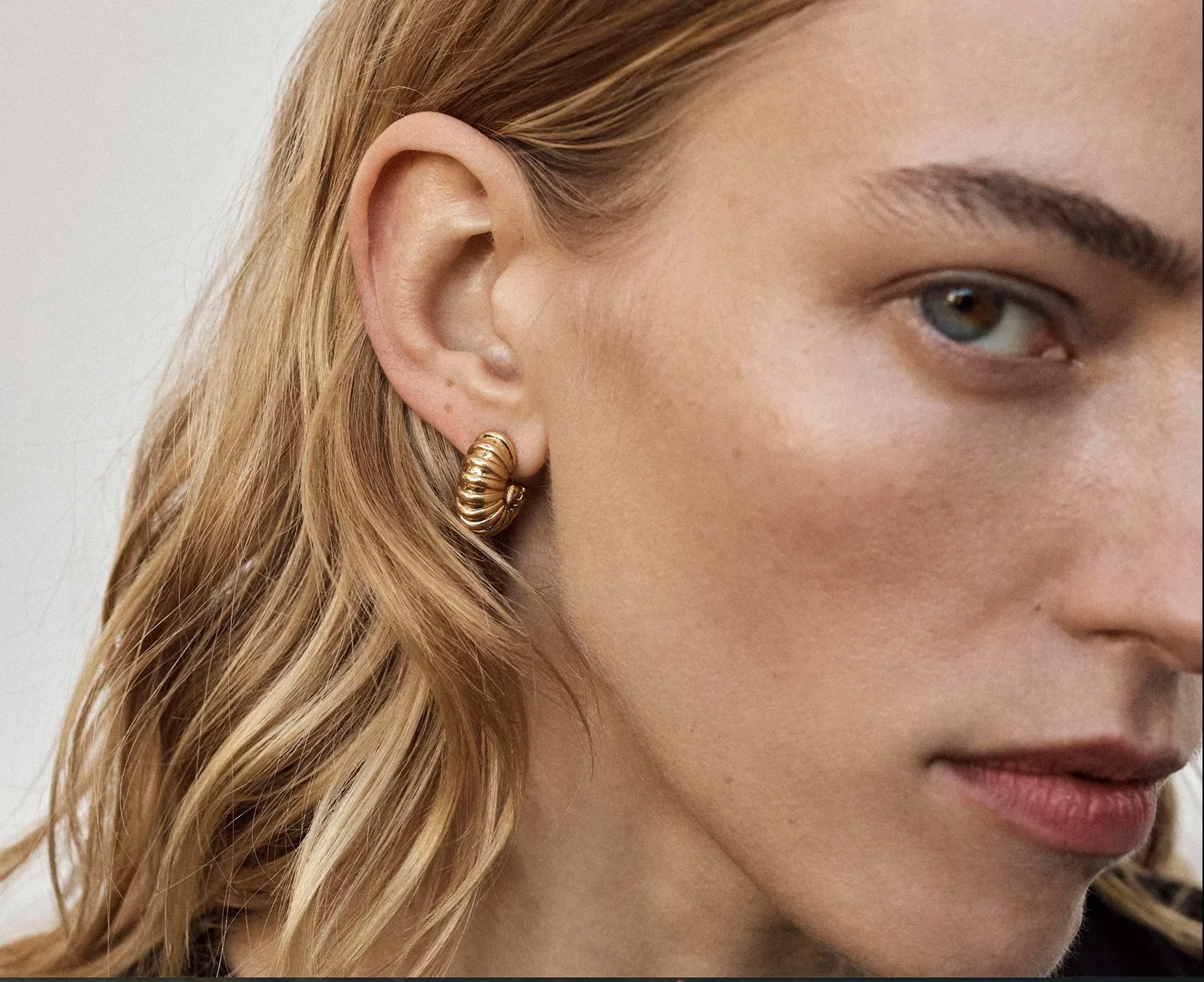 Ribbed Small Drop Earring - Image 2